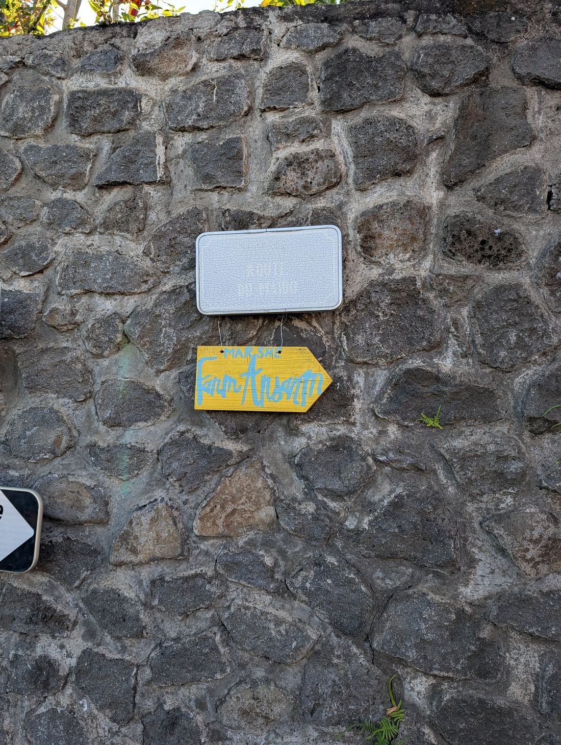 A stone wall sign marking the way to the market