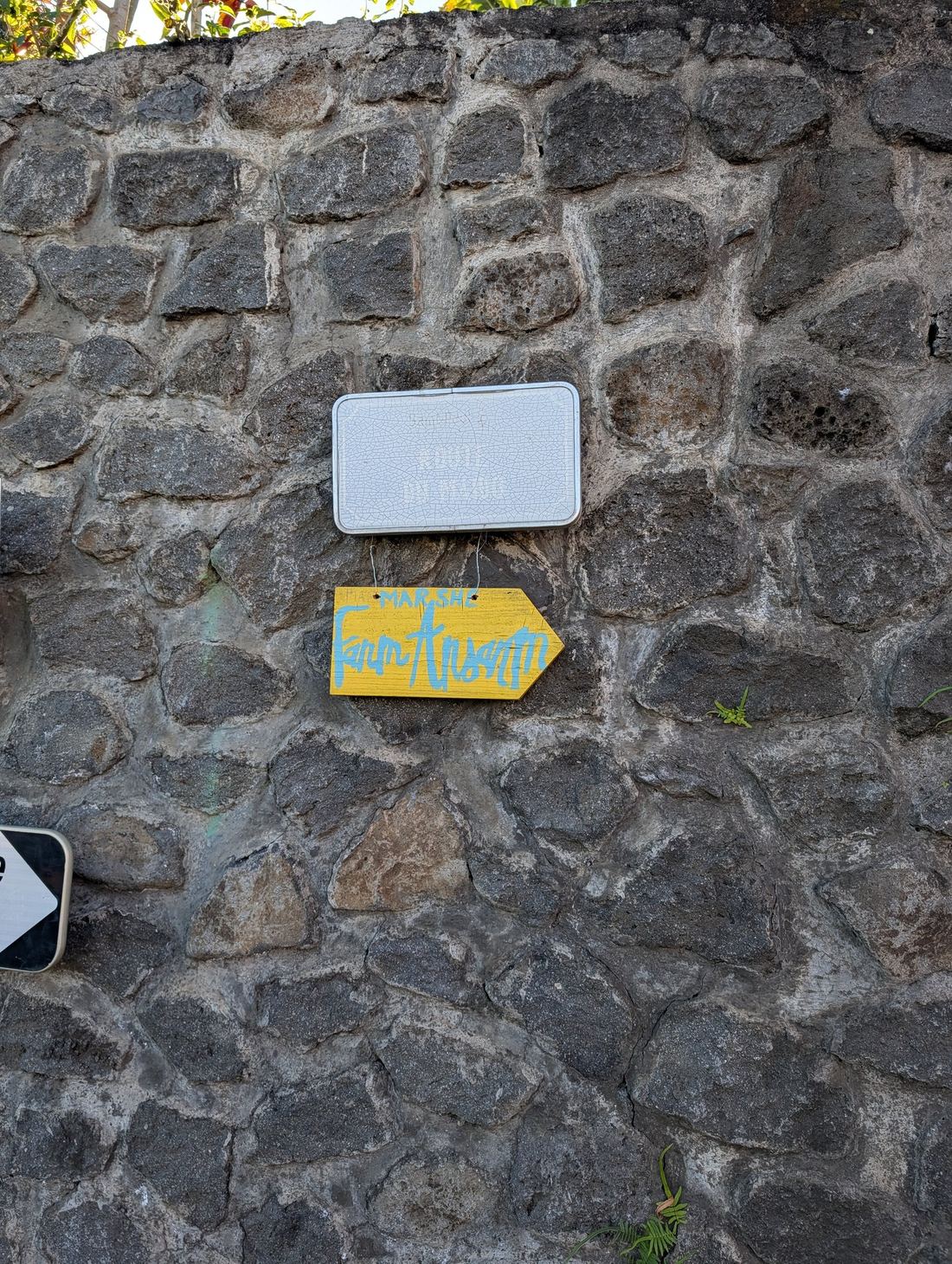 Hand-painted Marshe Fanm Ansanm sign